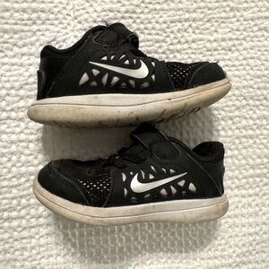 Toddler boys Nike tennis shoes size 7